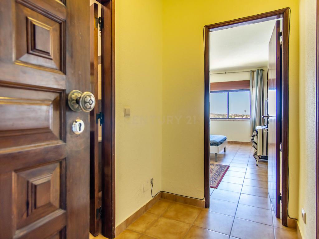 Apartamento T1 com Vista Parcial de Mar, Elevador e Garagem - Image 10