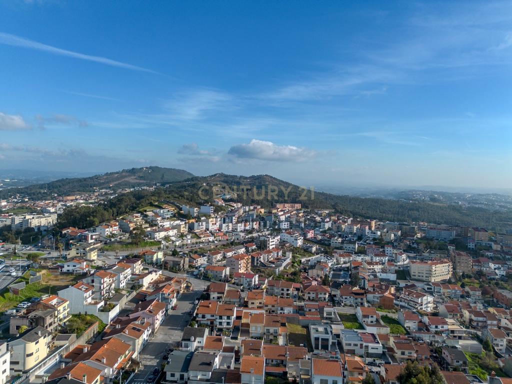 Moradia T3 de 3 frentes com 351 m², jardim e terraços | Baguim do Monte - Image 31