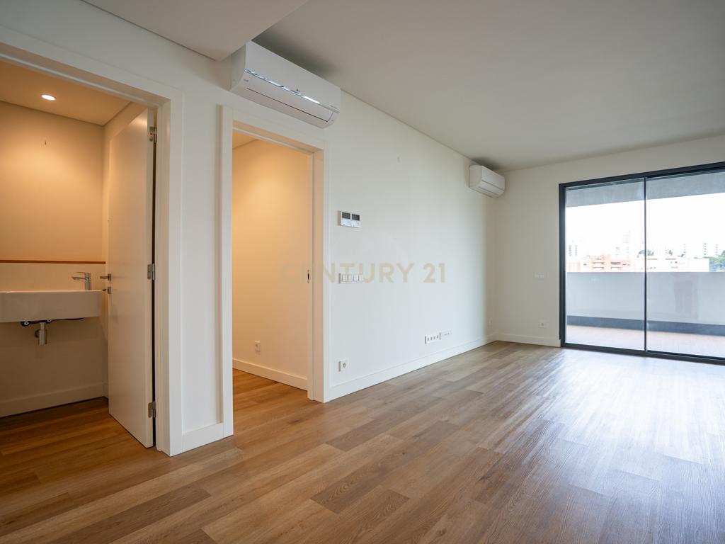 Exclusivo T3 no Terraces Mirear com Varanda, Piscina, Ginásio e Sauna – Miraflores - Image 14