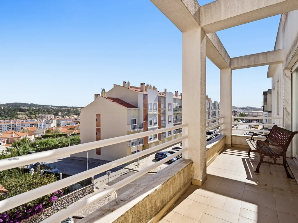 Apartamento T3 com 2 varandas, suíte e garagem no Cacém - Image 1