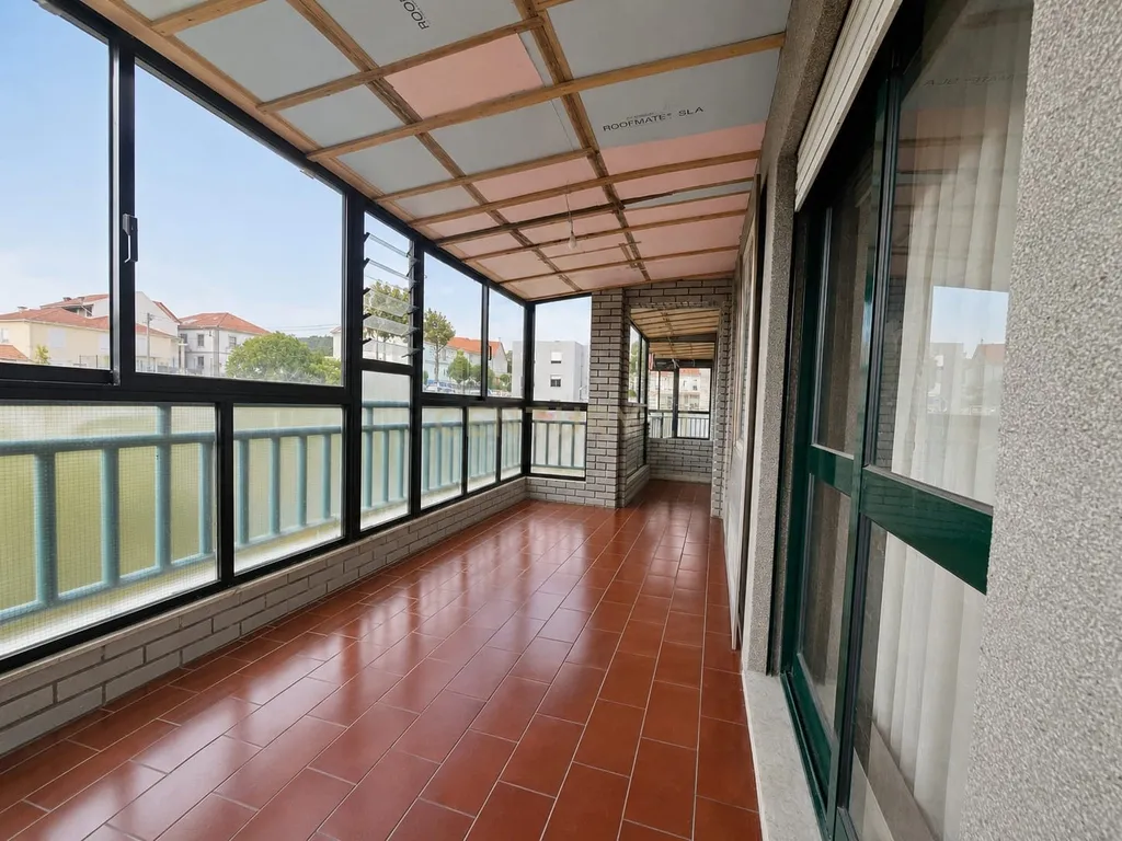 T3 com amplos terraços, vistas panorâmicas, elevador e garagem em São Pedro da Cova - Image 15