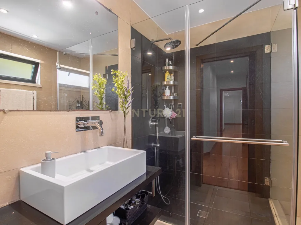Moradia Isolada T4 291m2 em Lote de 1050 m2 em Mucifal, Colares, Sintra - Image 37
