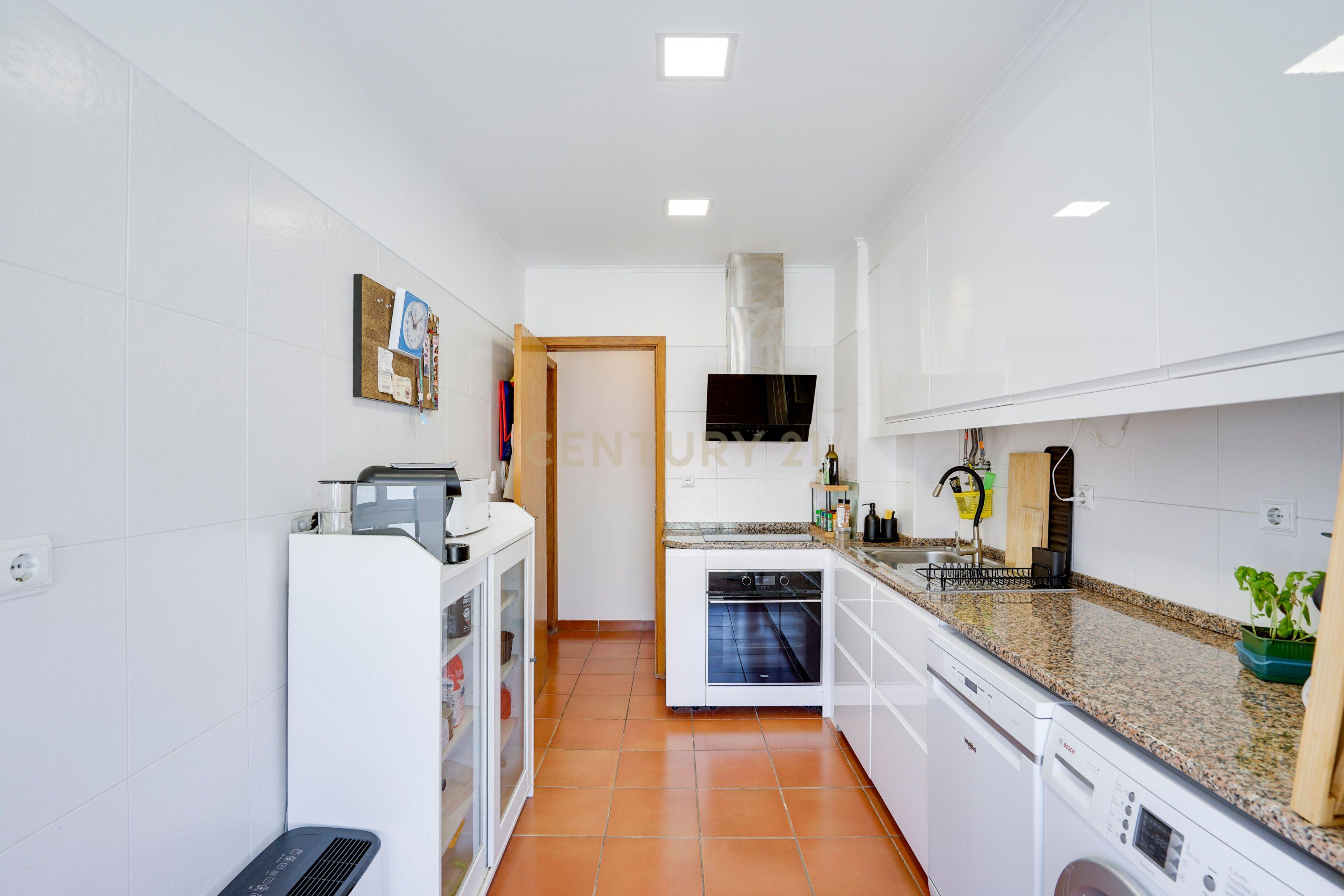 Fotografia 3 de Apartamento T2 em Odivelas, perto de Metro e serviços, Lisboa