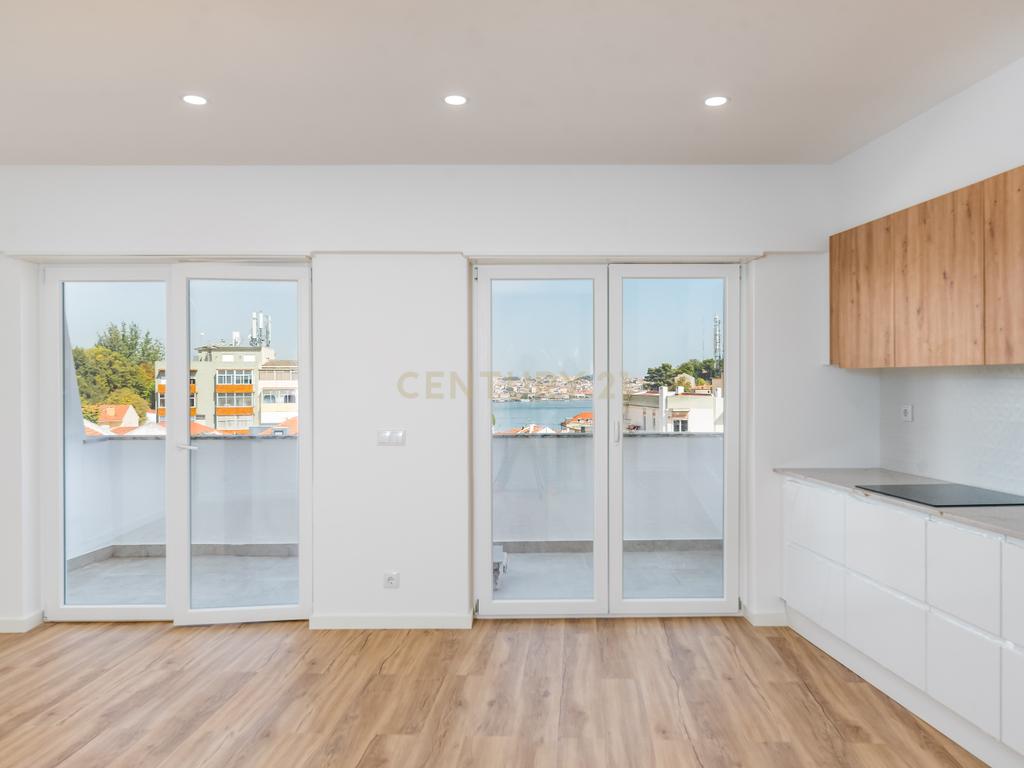 T2 Totalmente Remodelado com Terraço — Almada Centro. - Image 5