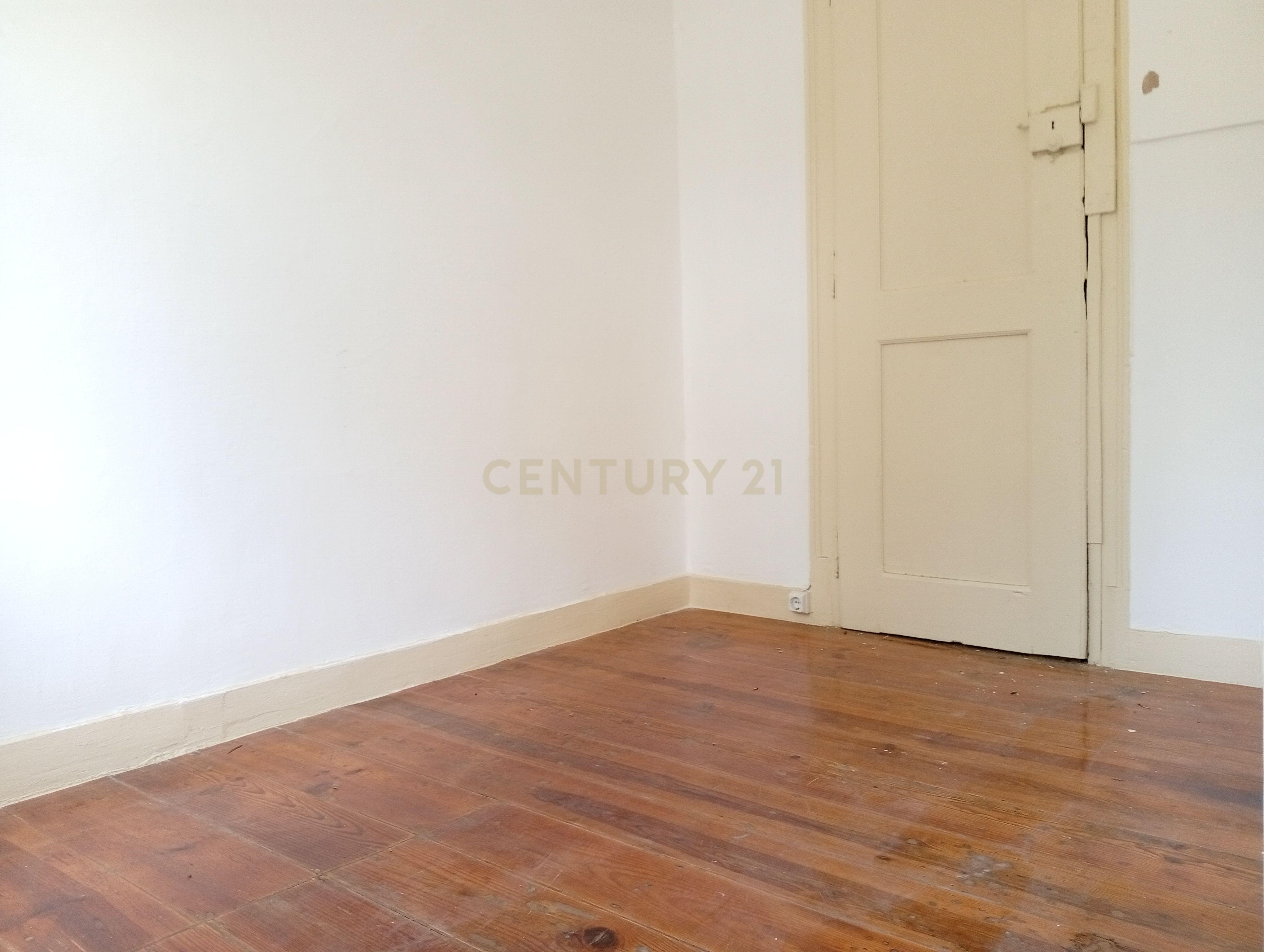 Fotografia 5 de Apartamento para remodelação total situado na zona oriental (a 10m a pé de Metro Santa Apolónia)
