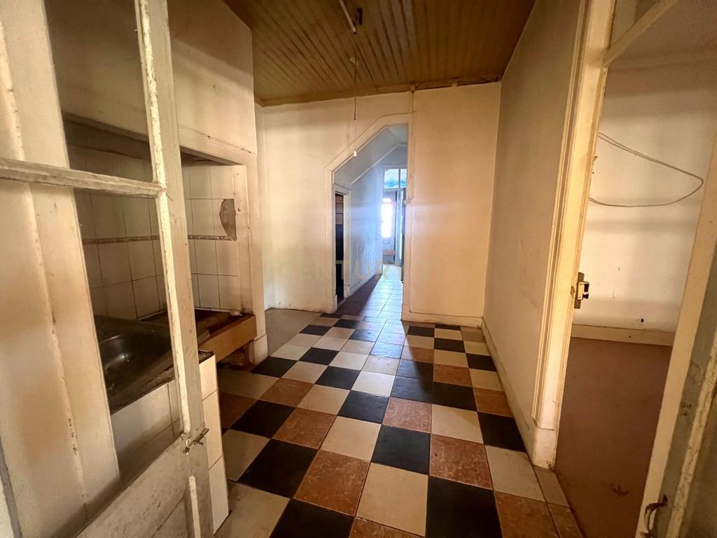 Prédio com terreno para construção e 3 Casas com frente para 2 ruas - Image 9