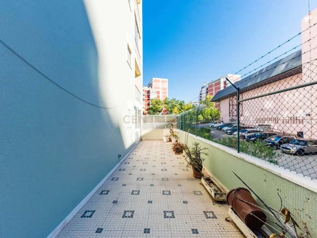 Espetacular Apartamento T5 com Terraço e Garagem, em São Domingos de Benfica, Lisboa - Image 36