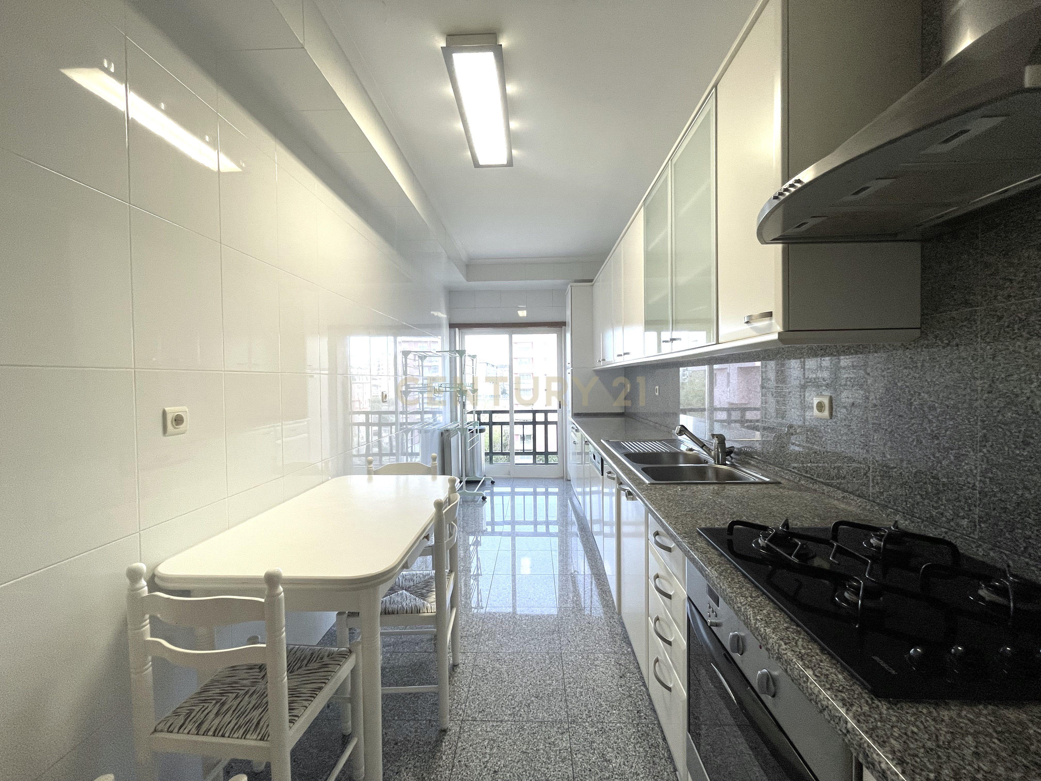 T1 para Arrendamento em Telheiras – 88 m² com Box, Arrecadação e Excelentes Acabamentos - Image 2