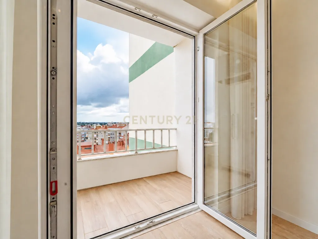 Apartamento T2 Remodelado na Torre da Marinha - Image 28