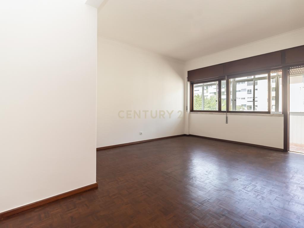 Apartamento T2 para arrendamento no centro da Costa da Caparica - Image 6