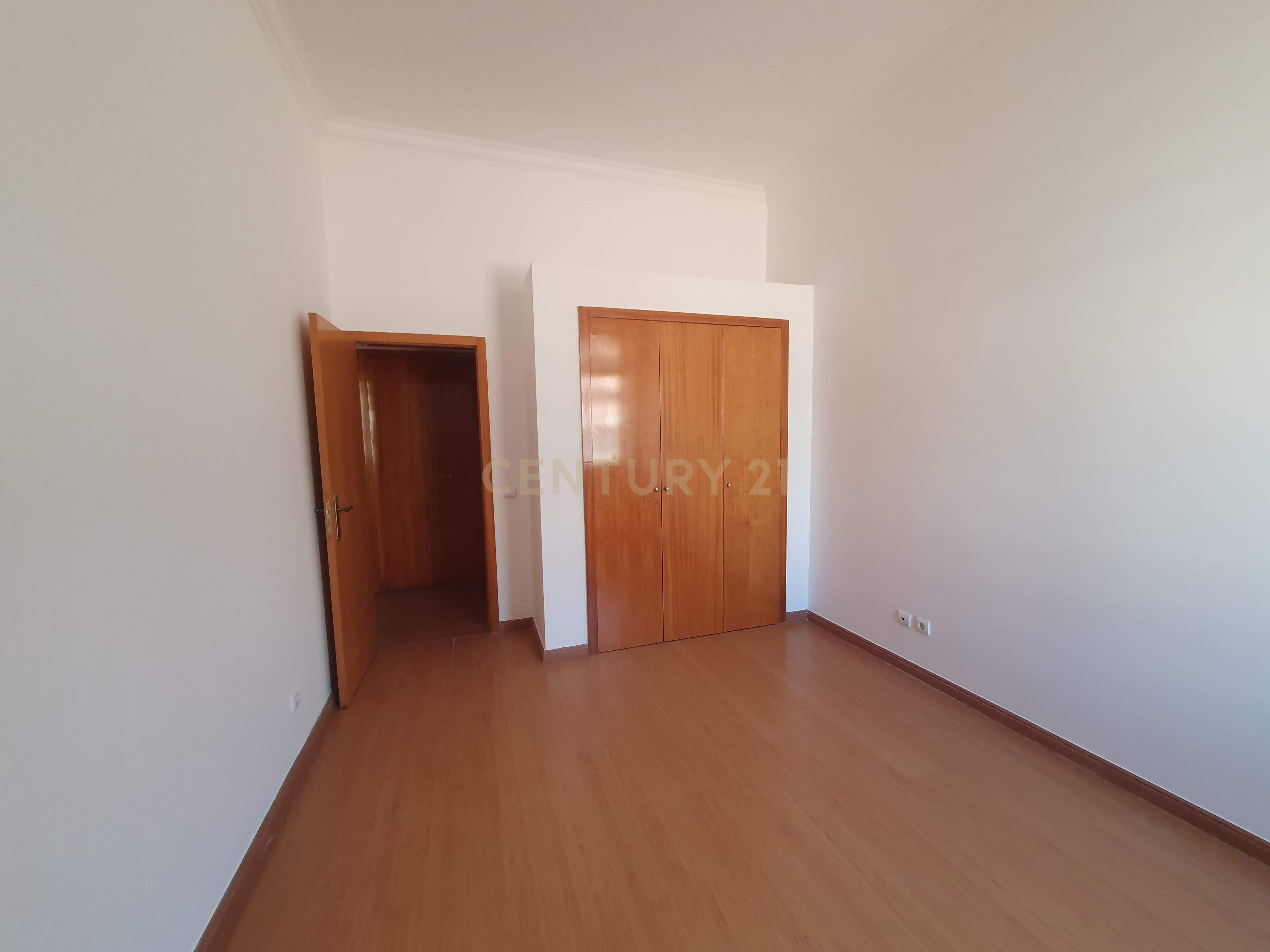Fotografia 11 de Apartamento T3 com 155 m², estacionamento e arrecadação em São Sebastião, Setúbal