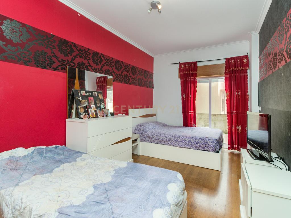 Apartamento T3 com Terraço e Acessibilidade em Amadora - Image 21