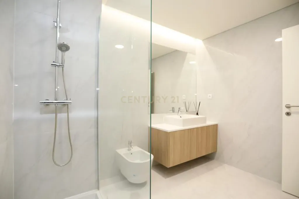 Apartamento T2 NOVO c/ varanda, arrecadação e parqueamento | Cavaleira | Sintra - Image 13