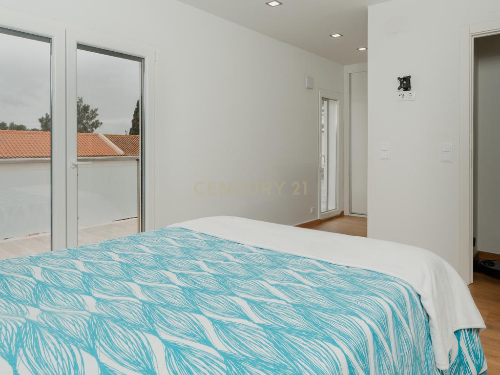 Moradia T4+1 com garagem no Bairro da Petrogal - Bobadela - Image 19