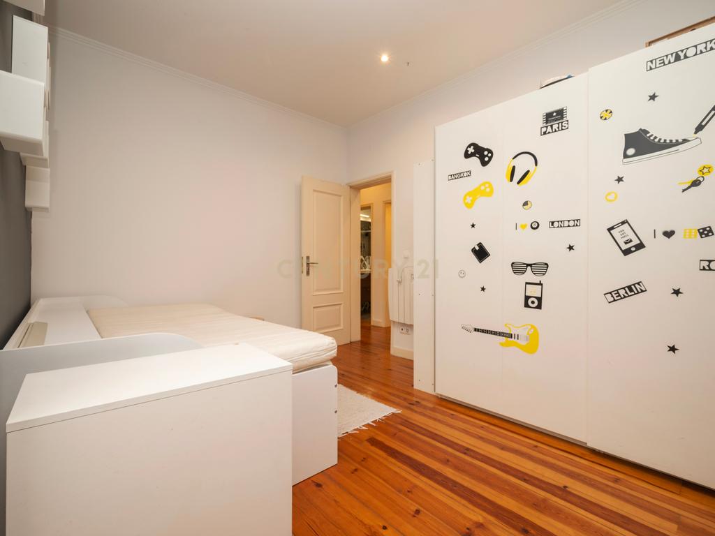 Apartamento T3 com terraço na Graça - Image 13