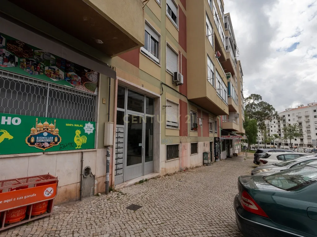 T2 Renovado em Odivelas — Conforto, Luz Natural e Localização Privilegiada - Image 2