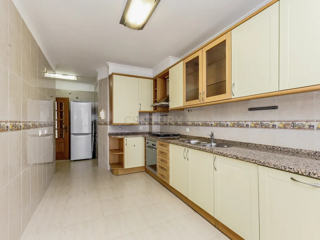 Apartamento T2 C/Elevador em Belas - Image 2