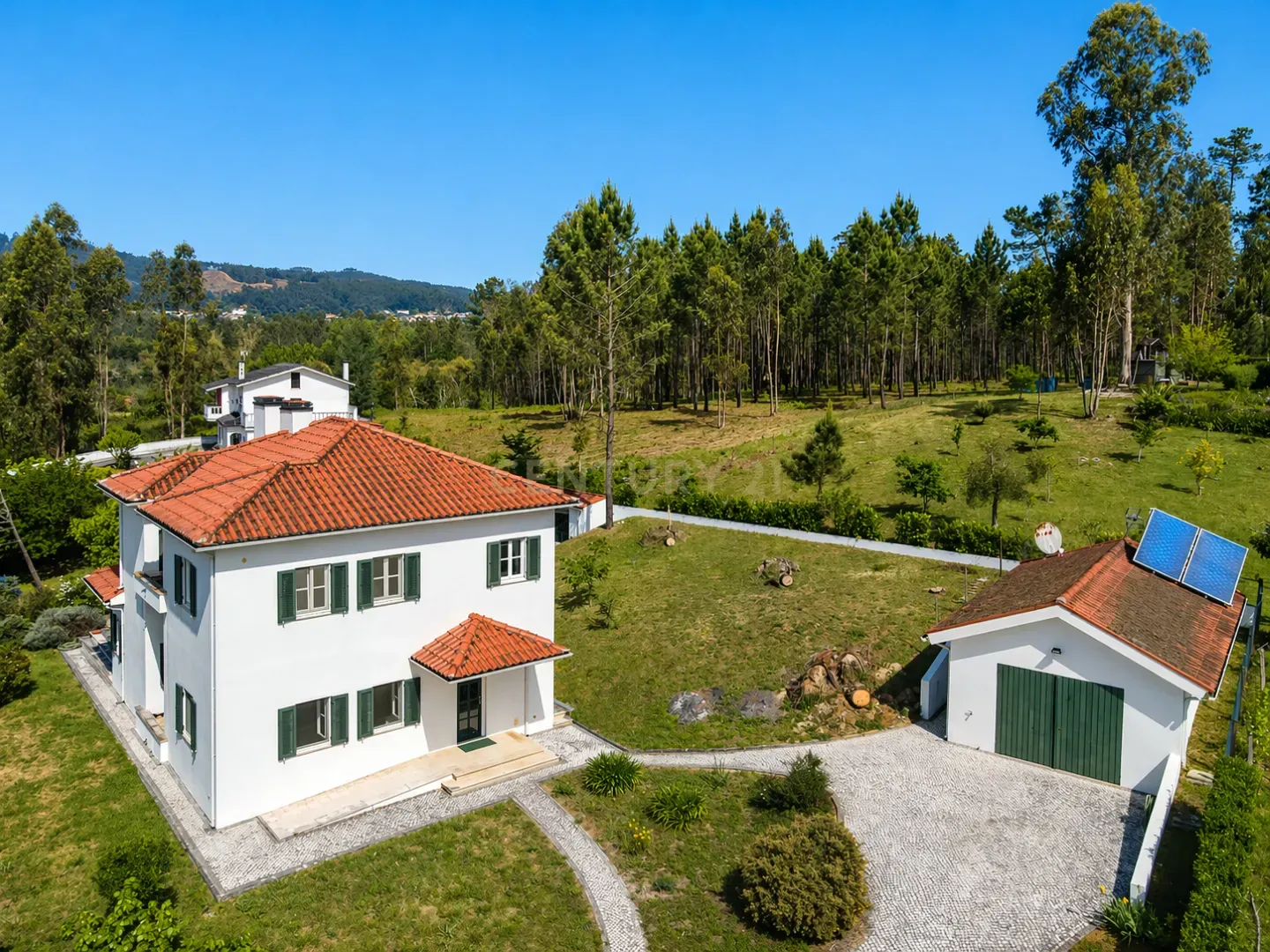 Fotografia 11 de Moradia T3 em bom estado com terraço, piscina, jardim e garagem numa localização sossegada a 2 min. de Vila Nova de Poiares