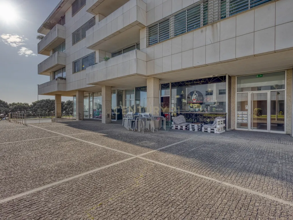 Trespasse de Bar na Zona de Praia de Leça da Palmeira - Image 1