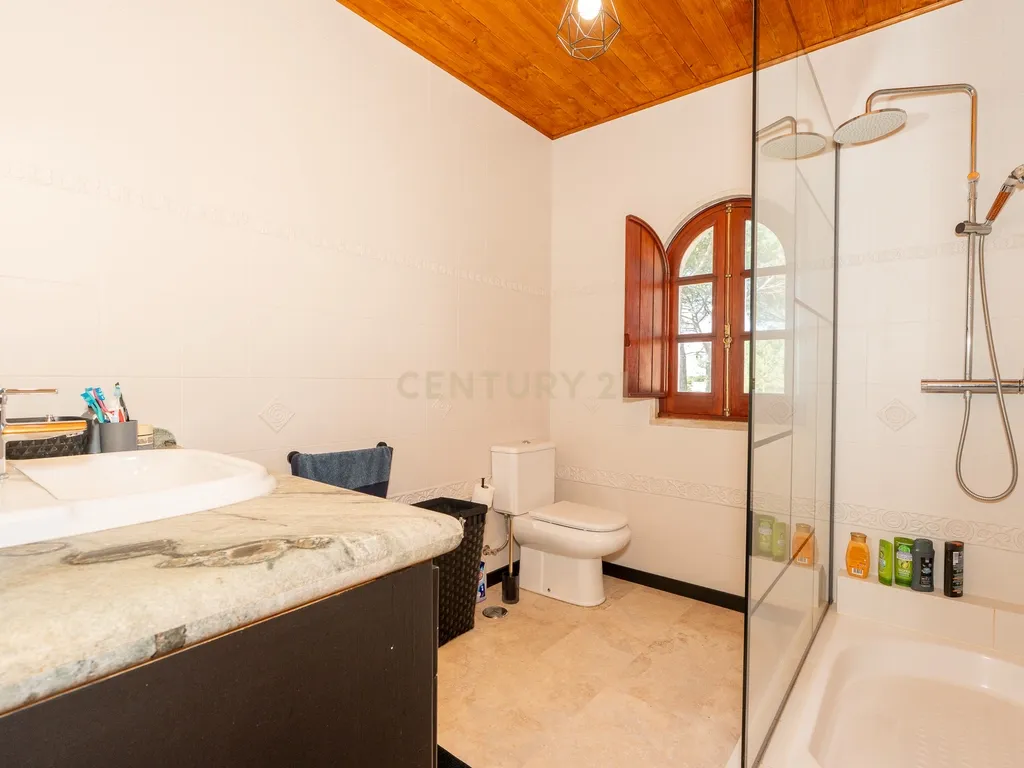 Fabulosa Quinta com lote de terreno de 22.381 m2, onde se encontra inserida uma moradia composta por dois pisos, com uma área bruta de 623 m2, uma área útil de 304 m2 e uma área bruta dependente de 319 m2, localizada em Santo Isidro de Pegões, na zona de Pegões, a pouca distância das belas praias de Setúbal. - Image 74