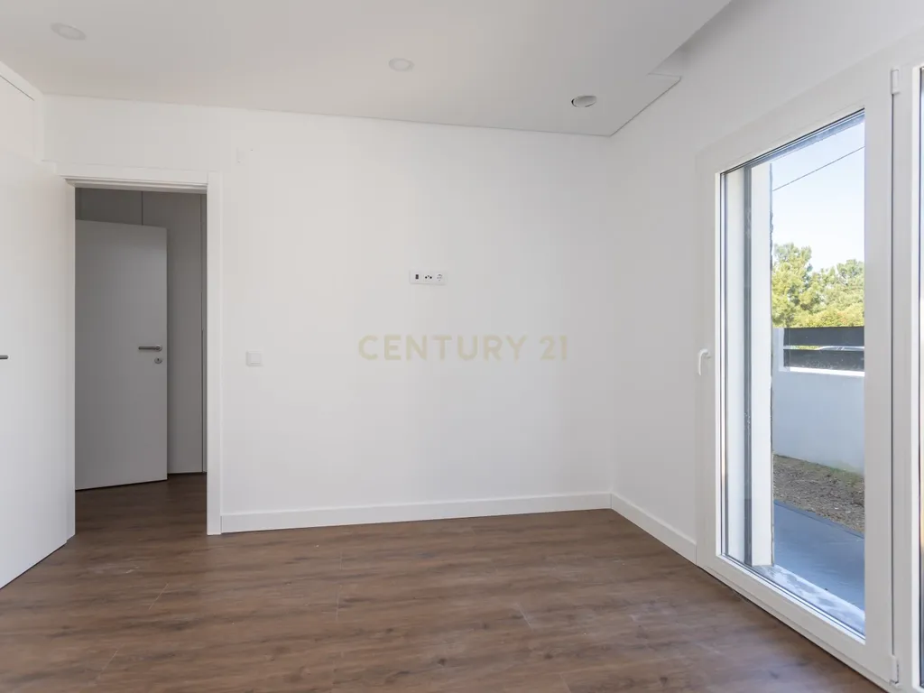 Moradia T3 Térrea Isolada com 3 suítes | Quinta do Anjo - Image 19
