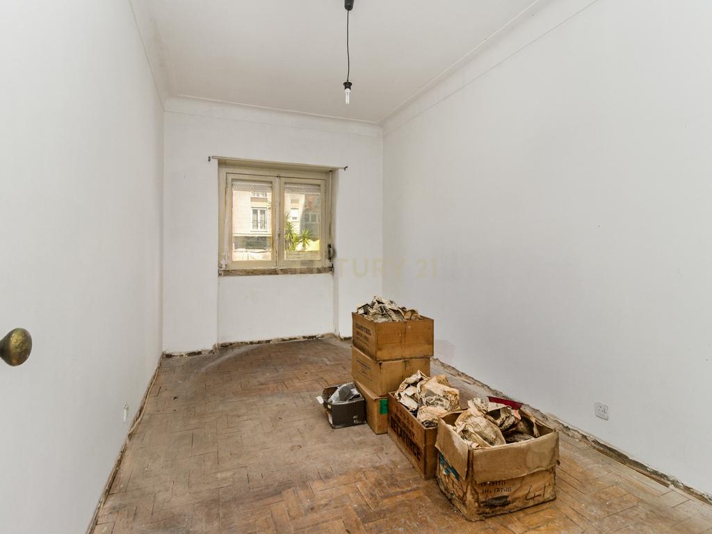 Apartamento T2 em Remodelação - Portela de Sintra - Image 14