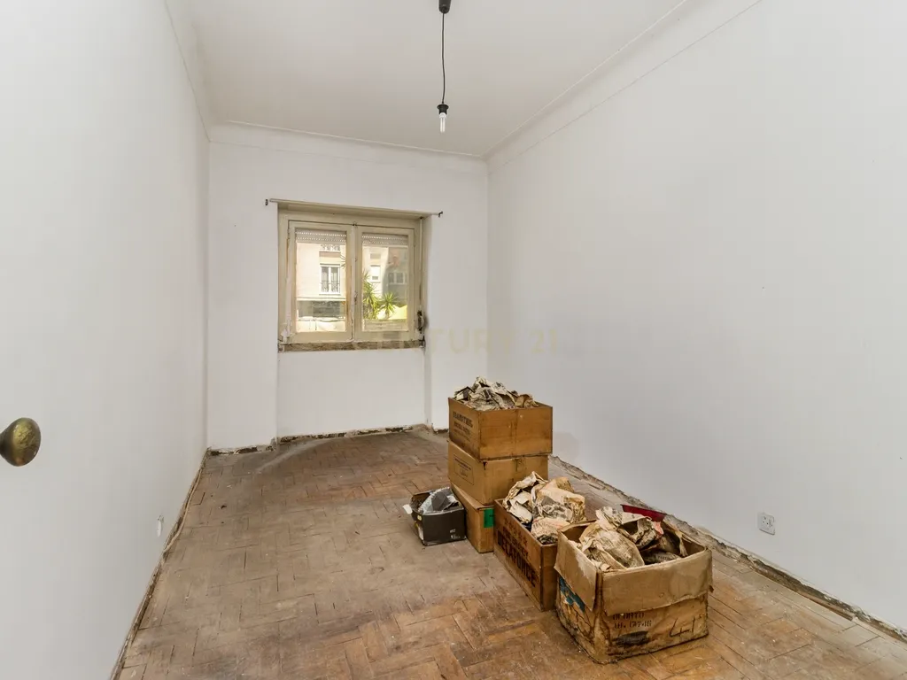 Apartamento T2 em Remodelação - Portela de Sintra - Image 14