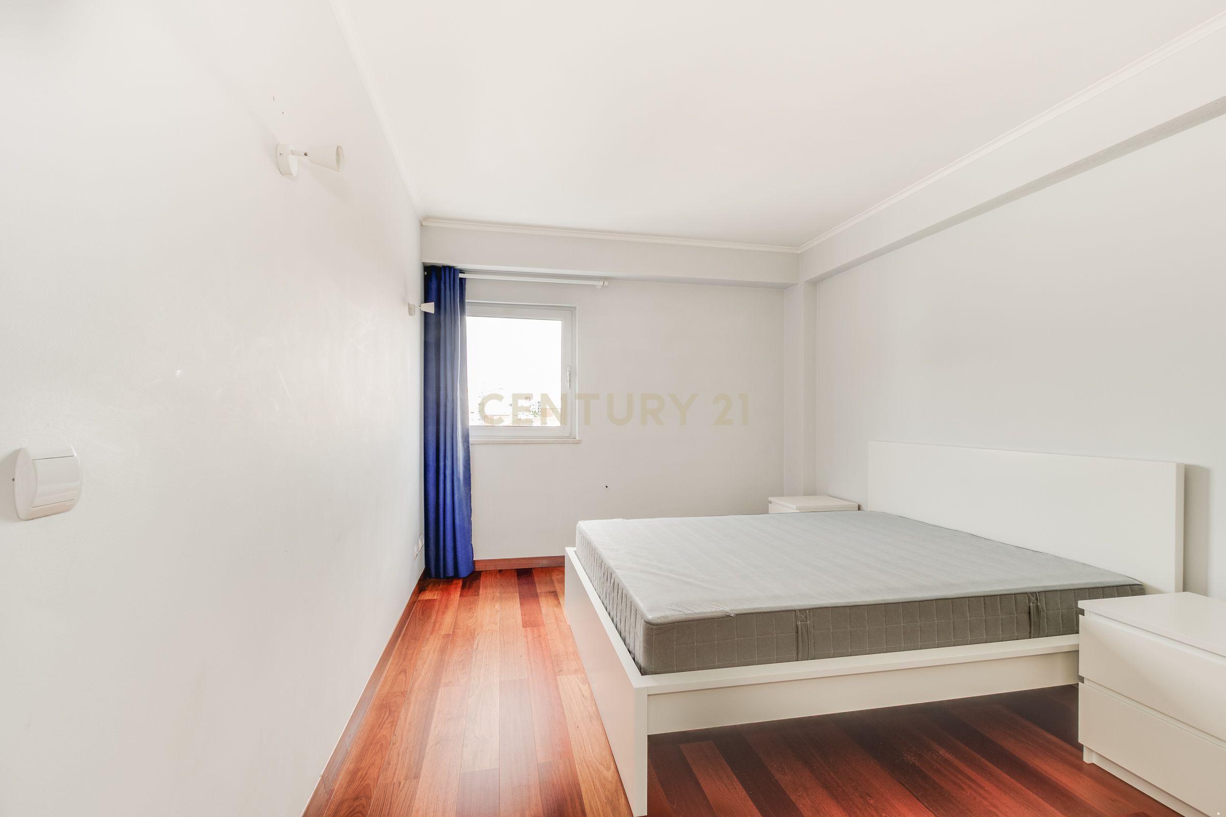Apartamento T2 com Vista Panorâmica em Lisboa - Image 18