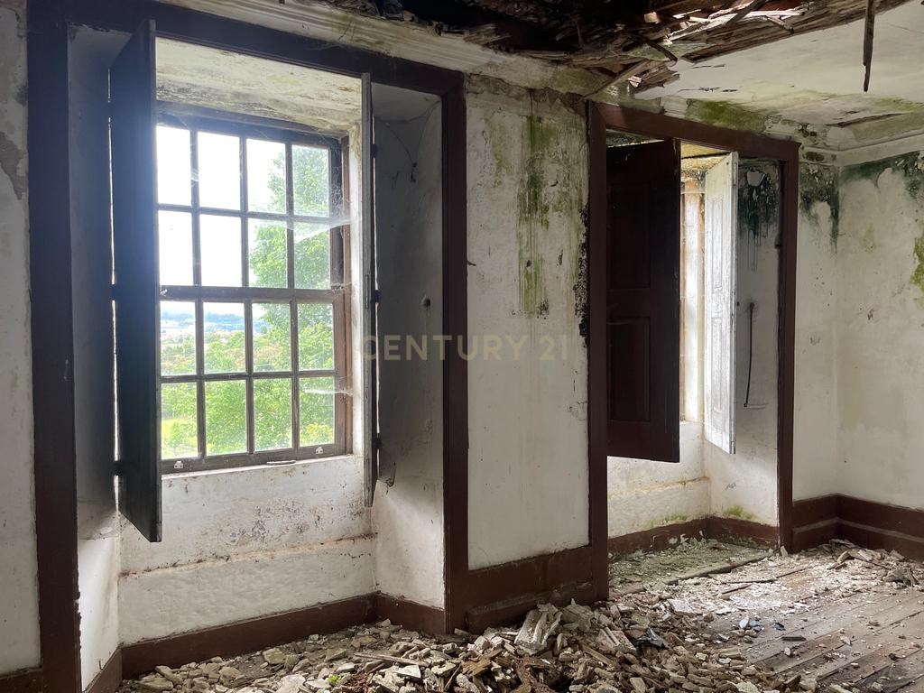 Propriedade com 1,8 hectares de área urbana e 3,2 hectares de solo fértil e floresta, composta por 8 edifícios independentes totalizando 700 m² de área construída, localizada no centro de Serrazes, São Pedro do Sul. - Image 30