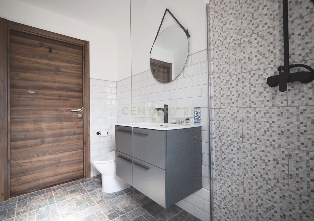 Acorde com vistas deslumbrantes sobre o oceano no seu rancho exclusivo de 8,4 hectares no Algarve, em Aljezur! Inclui uma casa principal ecoeficiente com certificação energética A, perto de praias de surf lendárias. Este é o seu refúgio costeiro definitivo — agarre esta oportunidade rara e agende hoje mesmo a sua visita! - Image 44