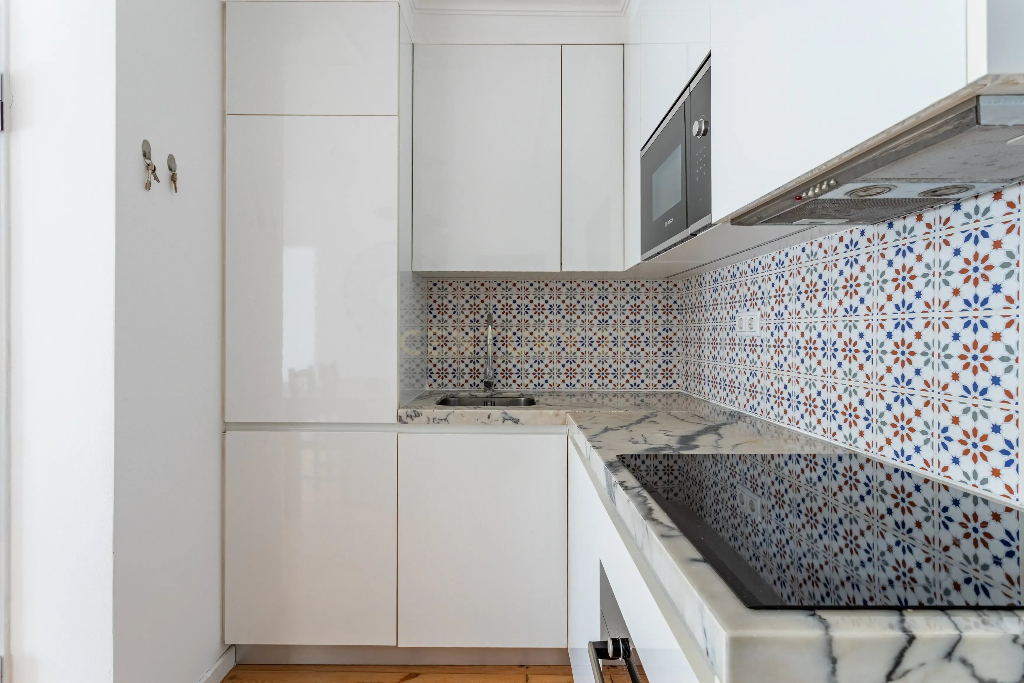 Apartamento T2 remodelado - Campo Mártires da Pátria - Image 8