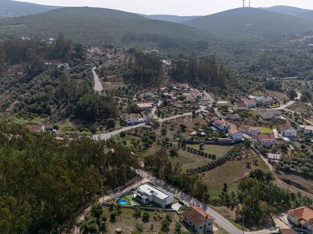 Moradia T4 semi-nova com Piscina, Garagem + Parcela de Terreno Rústico e Vista Serra | Salgueiro, Pombal - Image 66