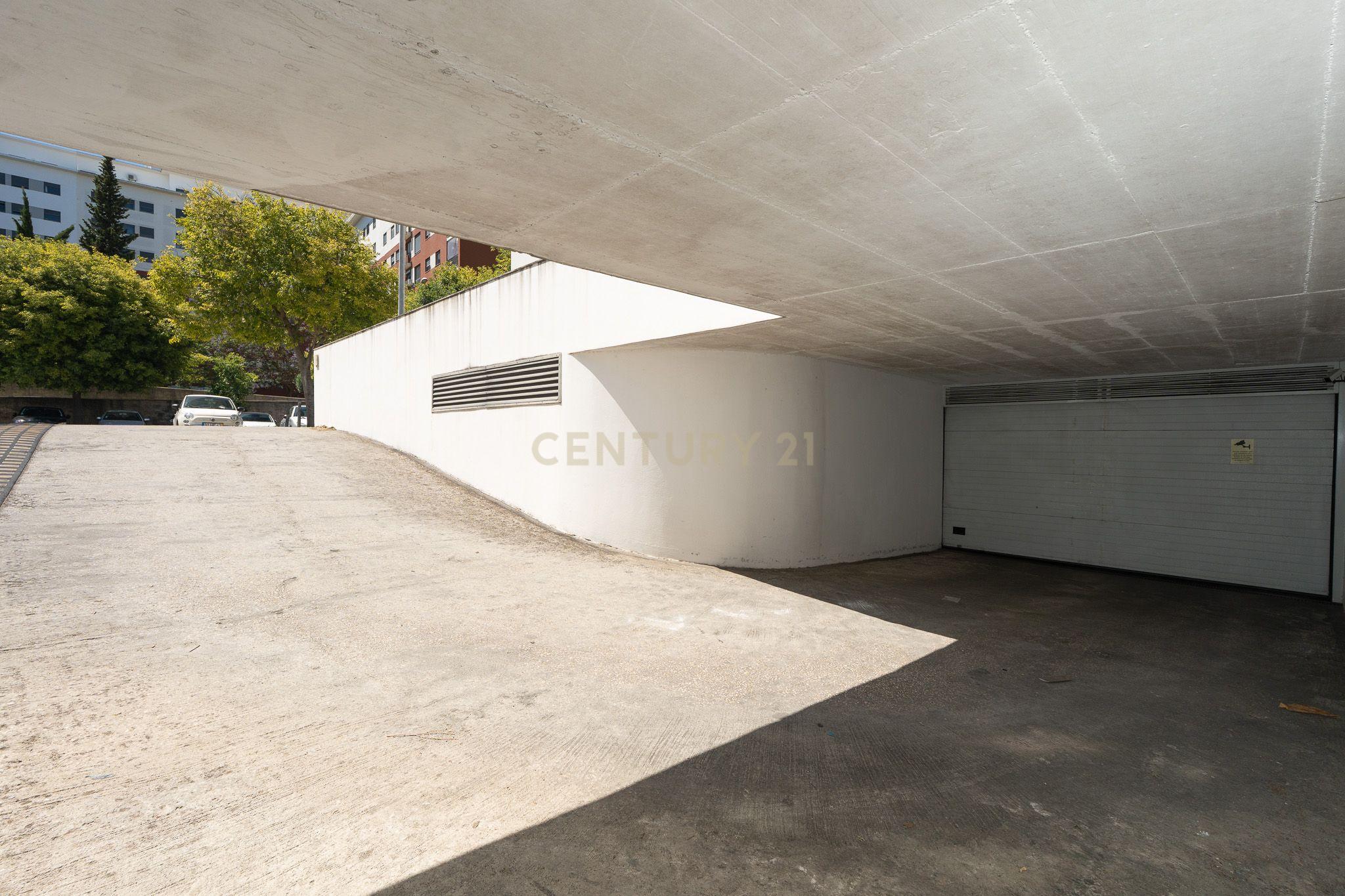 Excelente Apartamento T2 em Braço de Prata - Image 28