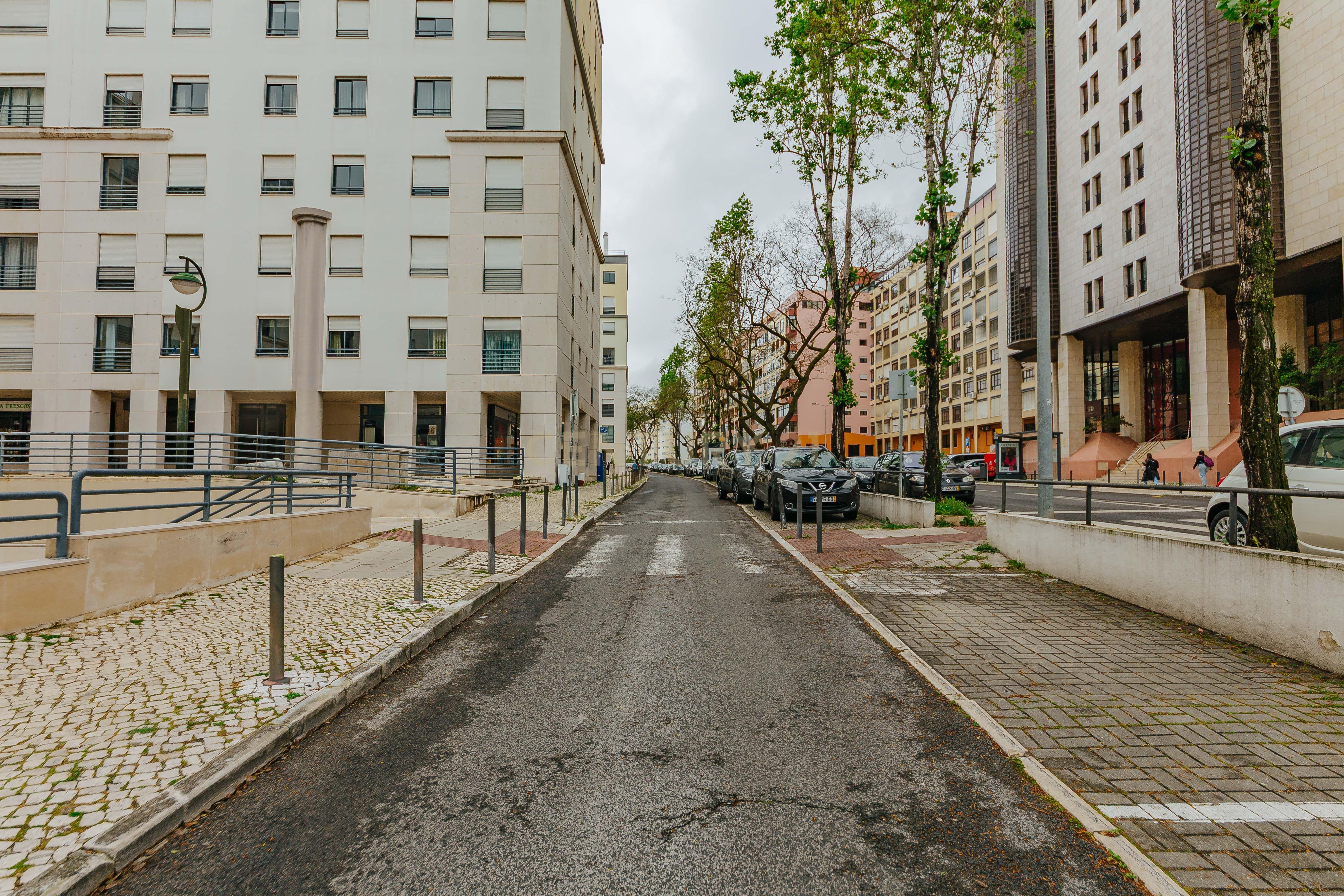 Espaço comercial na prestigiada urbanização do Alto Dos Moinhos - Image 3