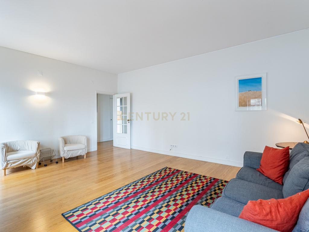 Apartamento T2 renovado, com estacionamento e elevador, em Campo de Ourique, Lisboa - Image 14