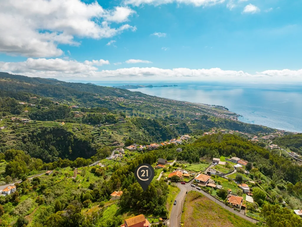 Terreno com Potencial em Zona Verde e Tranquila de Gaula - Image 1