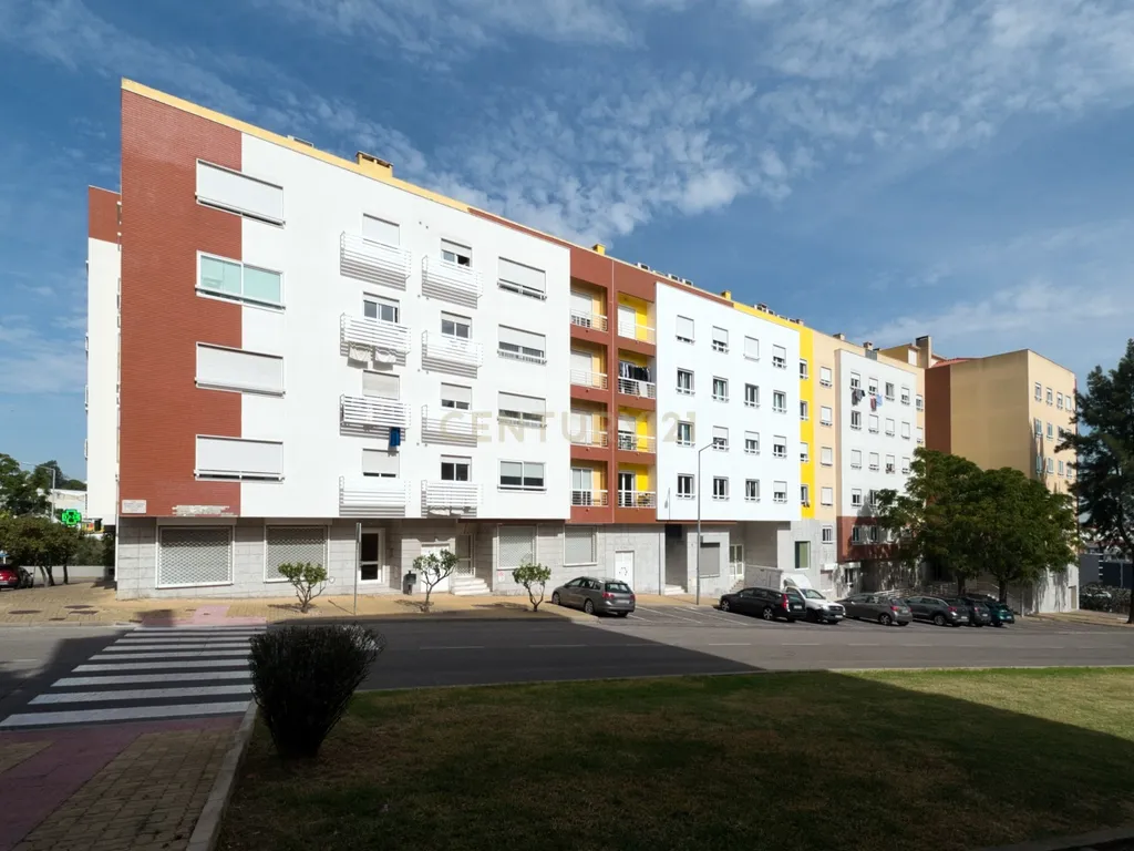 T3 espaçoso e luminoso no coração de Prior Velho - Image 23