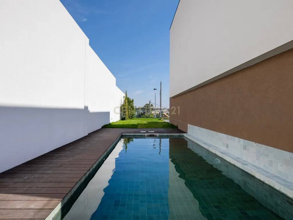 Moradia T5+1 Luxuosa no Estoril - Image 13