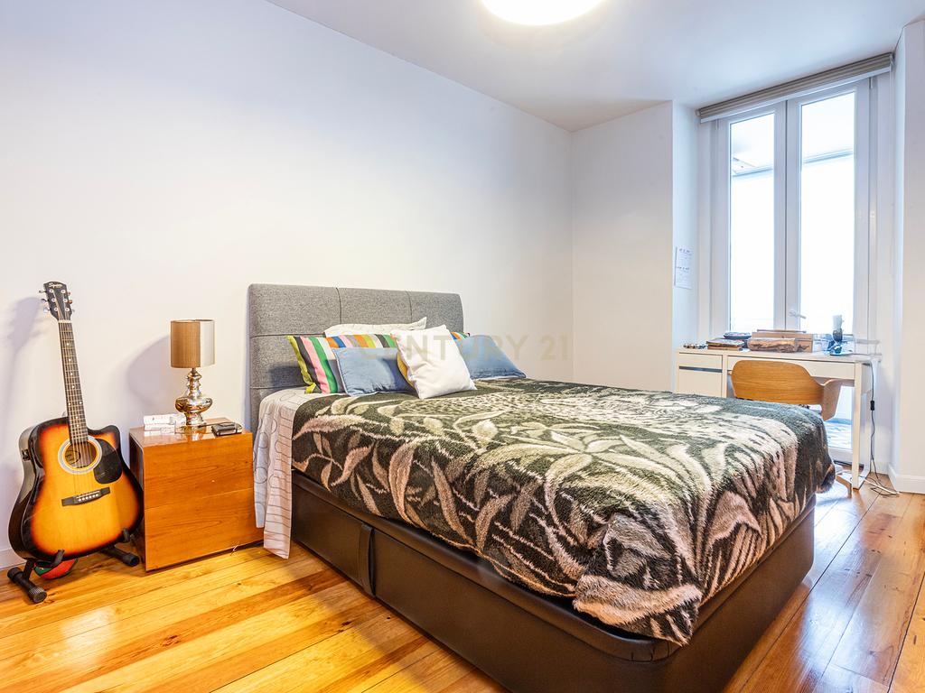 Apartamento T4 Duplex Renovado em Arroios, Lisboa - Image 13