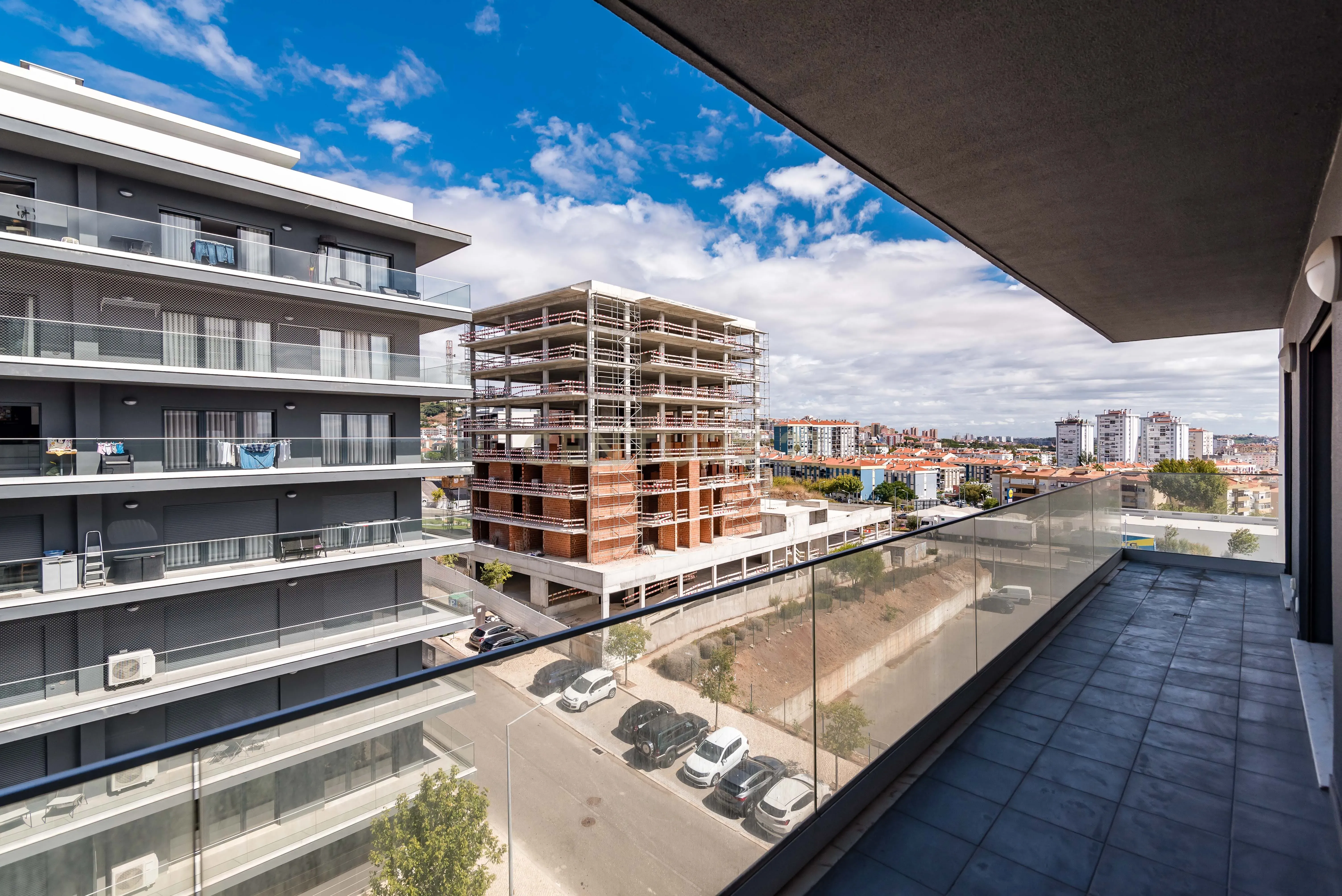 Luxuoso Apartamento T3 em Odivelas com Vista Panorâmica - Image 11