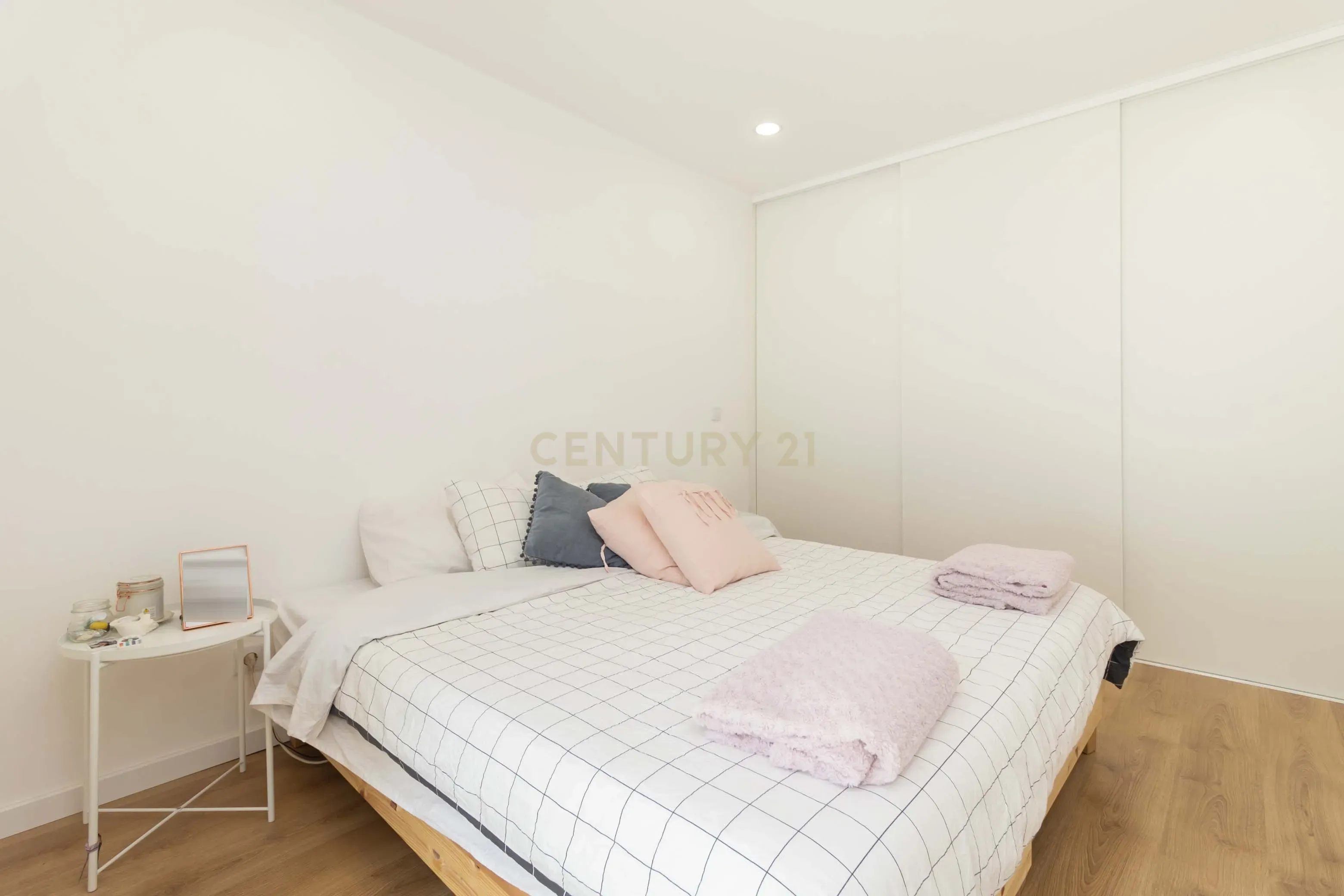 Apartamento T2 com quintal e estacionamento para morar ou investir! - Image 10