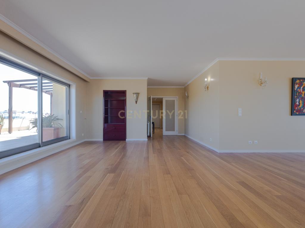 T4 com terraço de 120m² e vistas de mar e rio | Canidelo - Image 4