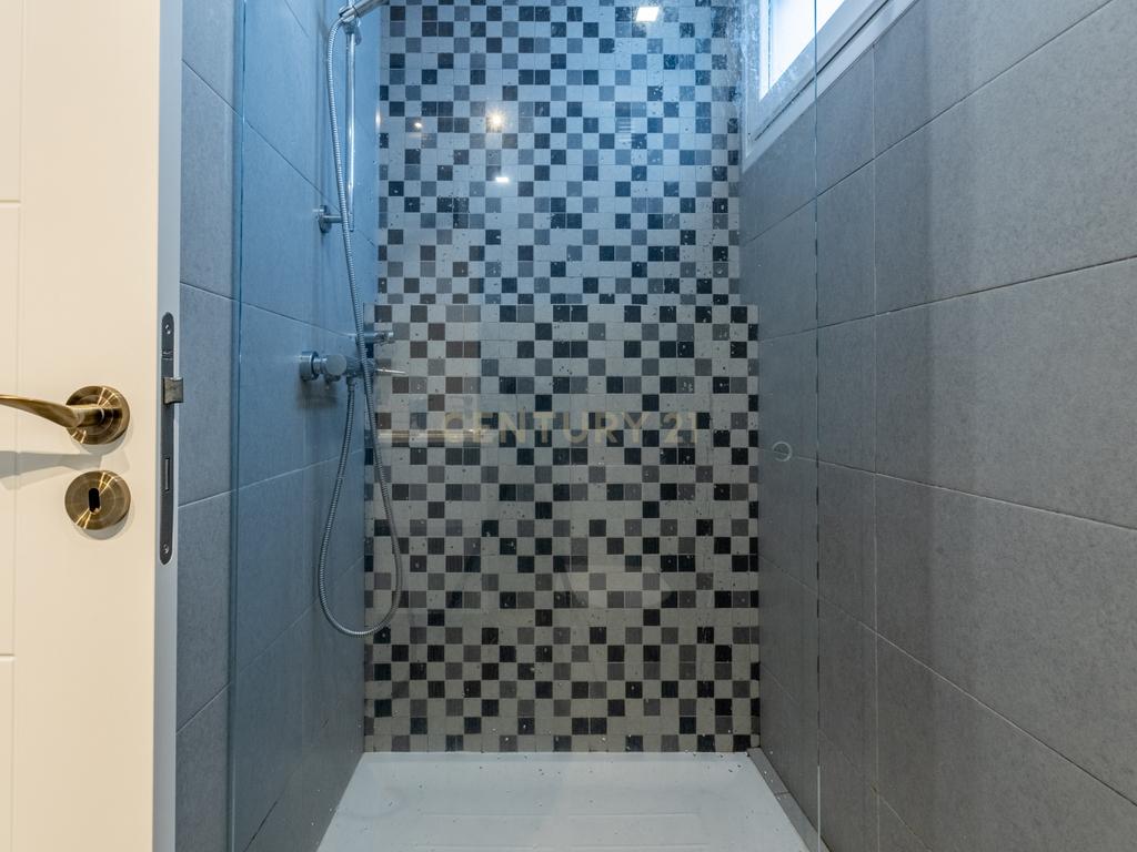 T2 Renovado em Belém, junto ao CCB, com Lareira e Ar Condicionado - Image 13