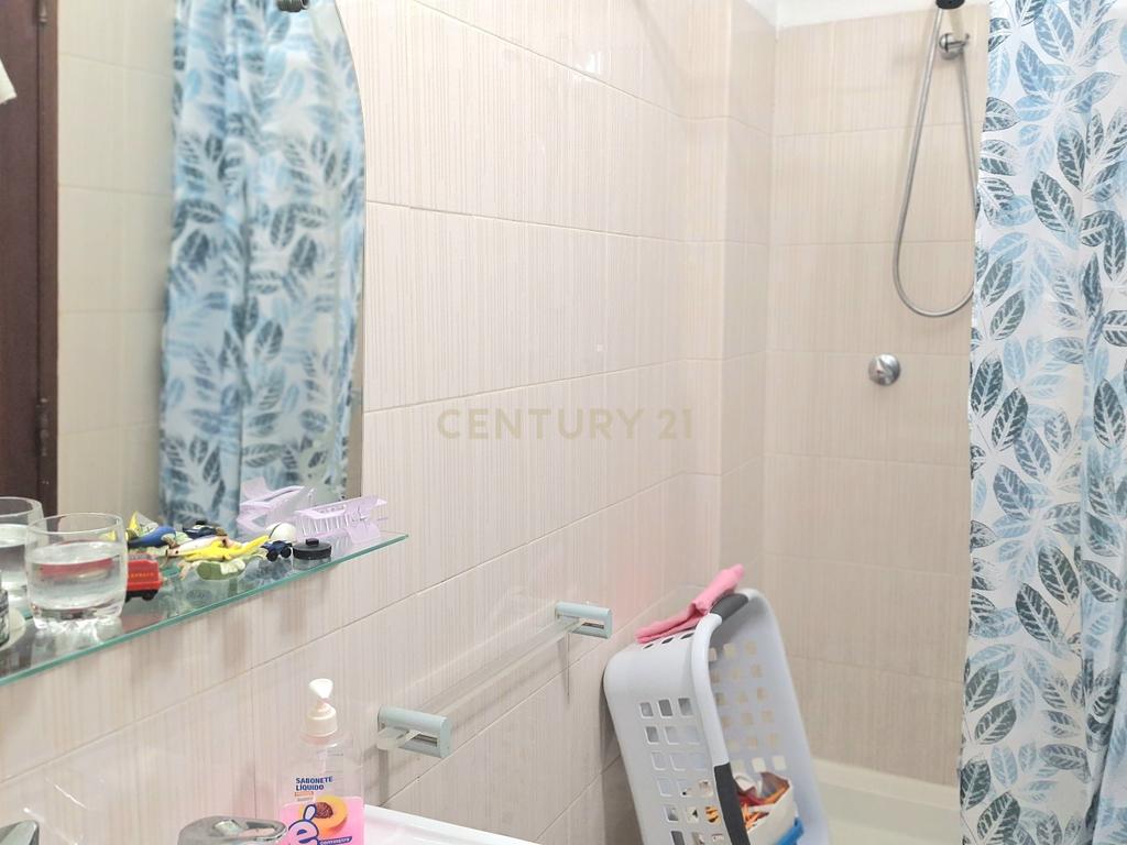 Luminoso Apartamento T2 com Varanda a Sul e Piscina no Centro de Albufeira - Image 11