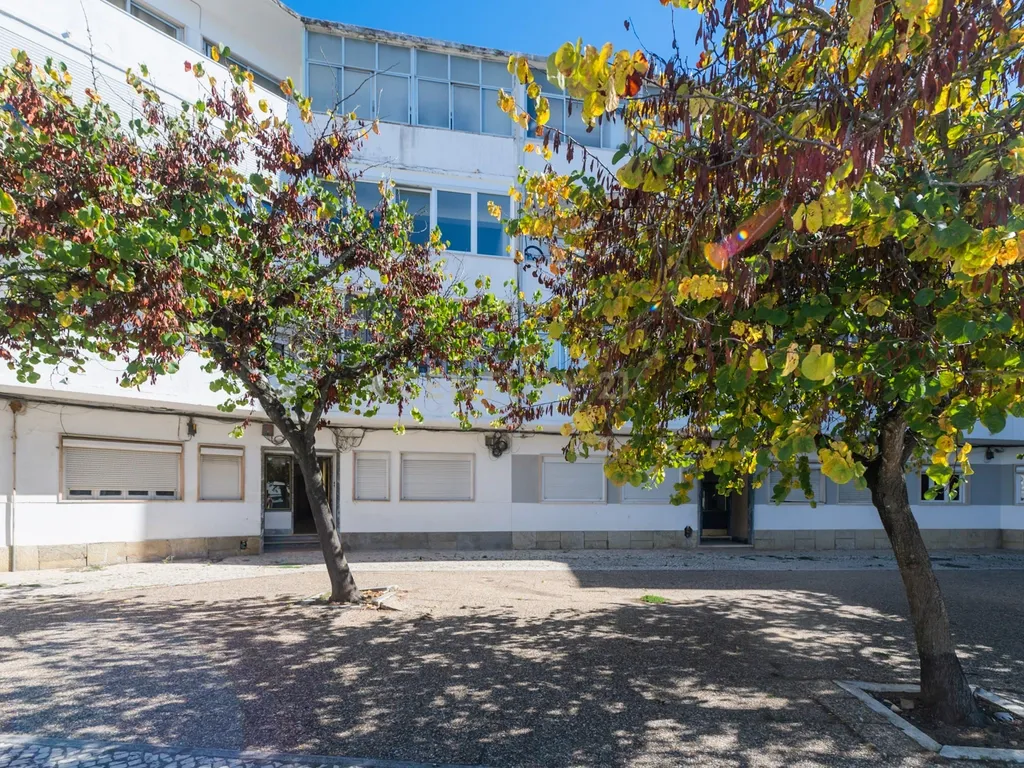 T2 Totalmente Renovado em Mem Martins, Excelente Localização - Image 37