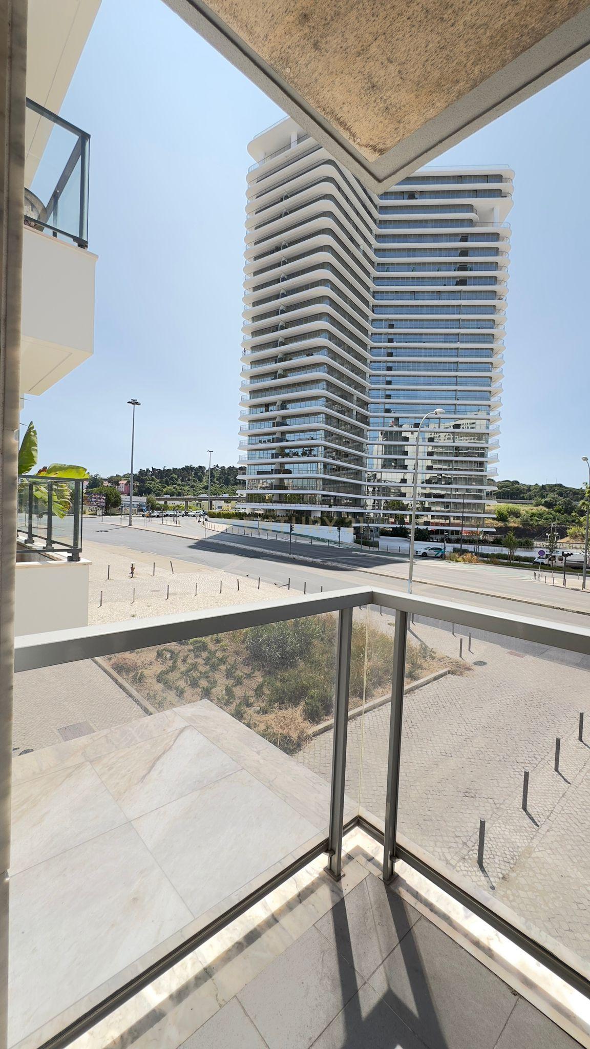 T2 com Terraço e Vista na Lisboa Central - Image 9