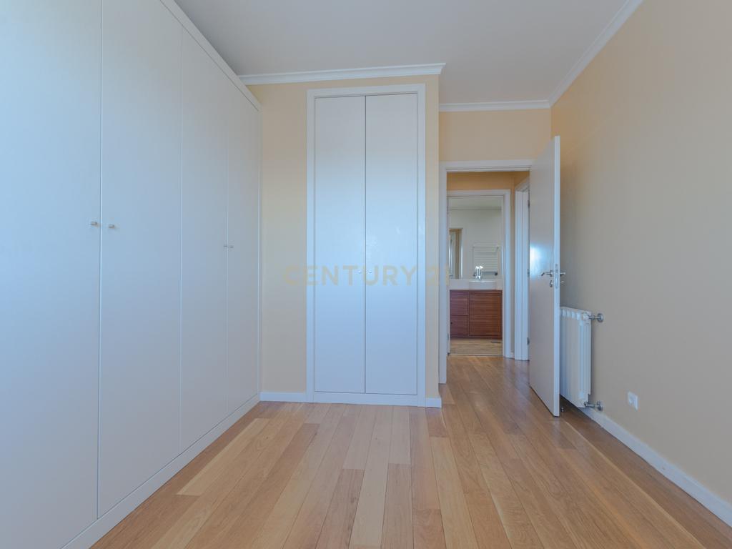 T4 com terraço de 120m² e vistas de mar e rio | Canidelo - Image 17