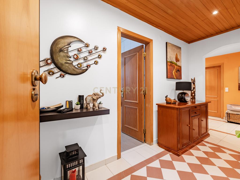 Apartamento T3 com Vista desafogada e parqueamento, no Feijó - Almada - Image 11