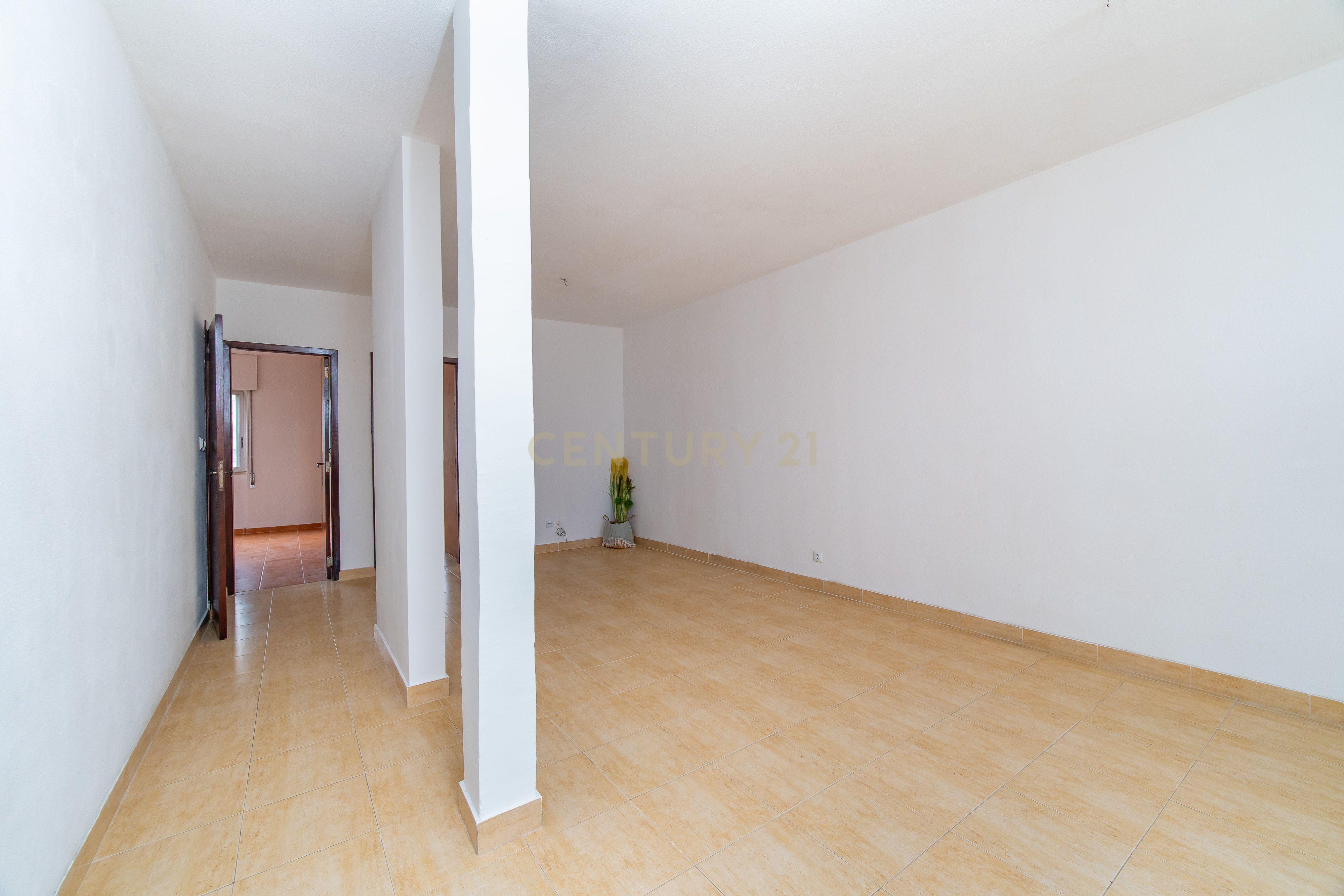 Fotografia 5 de Apartamento T2 no 7.º andar com vista desafogada, marquise e despensa em Santo António dos Cavaleiros