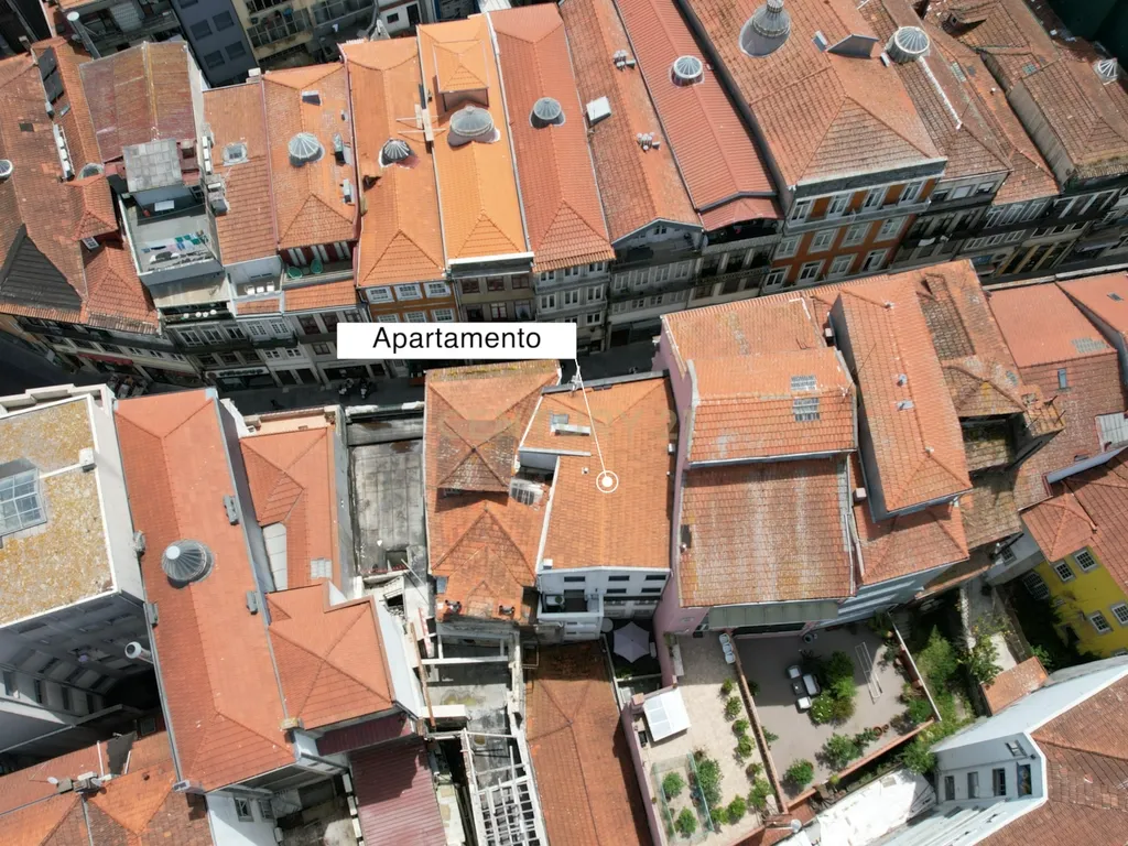 Apartamento T2 com terraço e fachada histórica no centro do Porto - Image 38